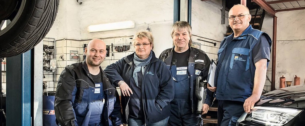 Foto von 4 KFZ-Monteuren in der Werkstatt